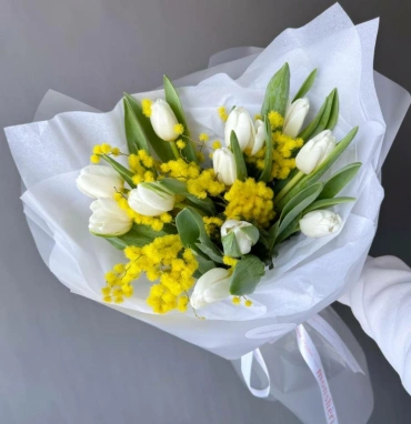 Ароматный букет с мимозами и тюльпанами