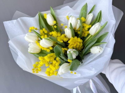 Ароматный букет с мимозами и тюльпанами