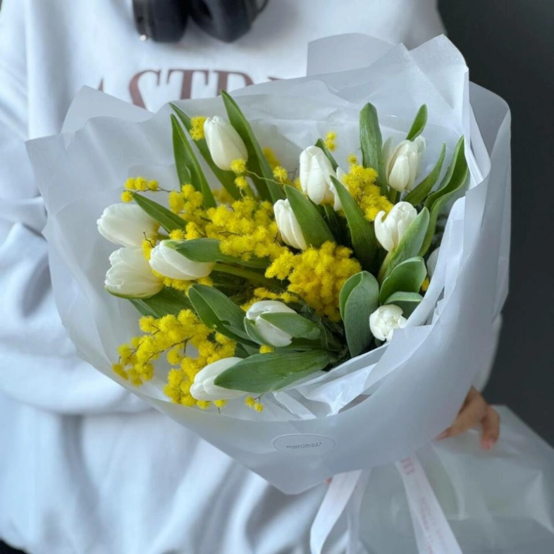 Ароматный букет с мимозами и тюльпанами