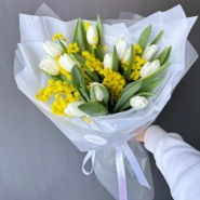 Ароматный букет с мимозами и тюльпанами 1