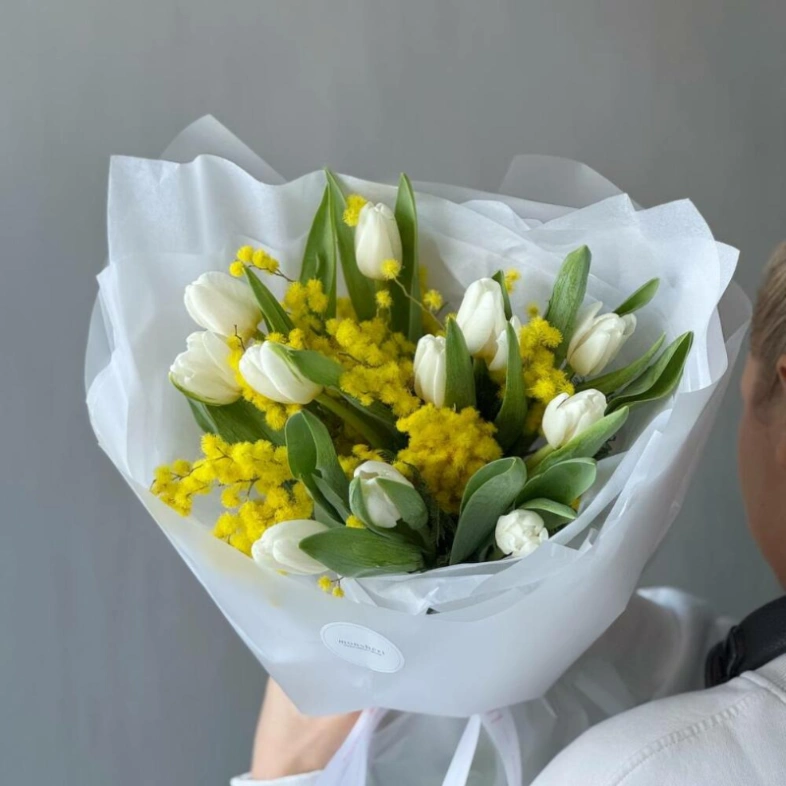 Ароматный букет с мимозами и тюльпанами