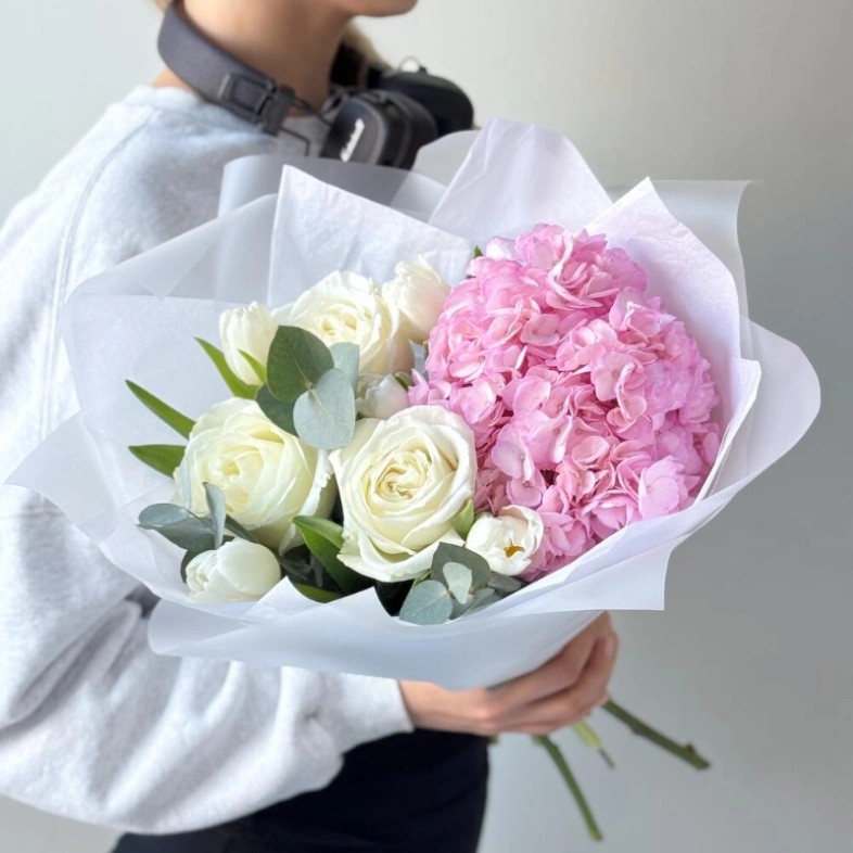 Гортензия, розы и тюльпаны