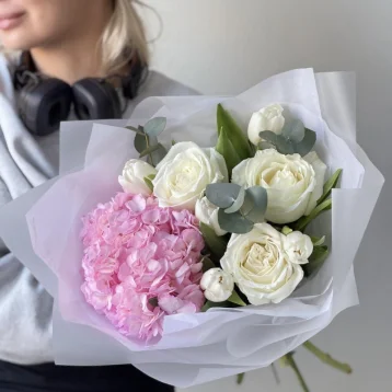 Гортензия, розы и тюльпаны