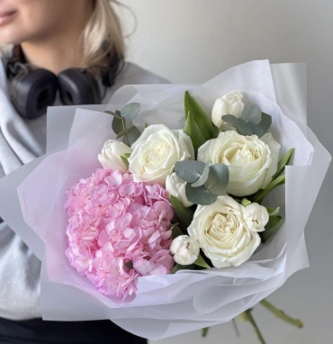 Гортензия, розы и тюльпаны