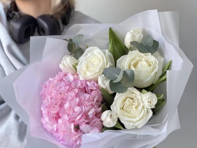 Гортензия, розы и тюльпаны