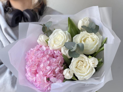 Гортензия, розы и тюльпаны