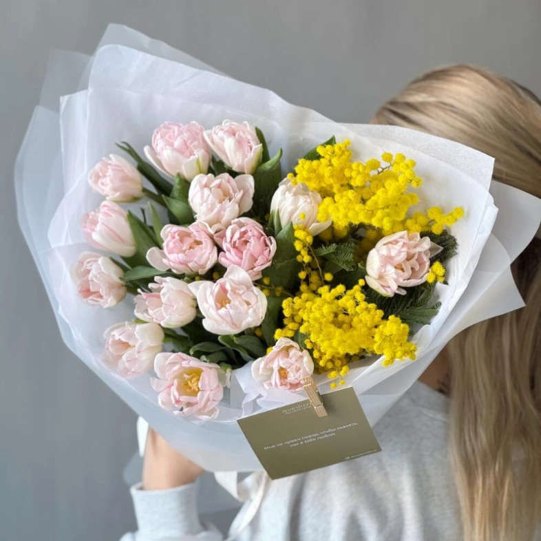 Тюльпаны и мимоза