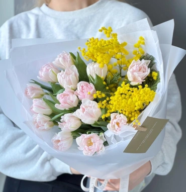 Тюльпаны и мимоза