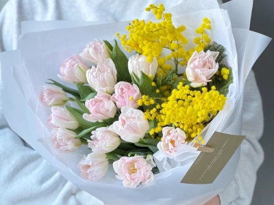 Тюльпаны и мимоза