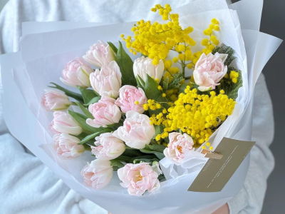 Тюльпаны и мимоза