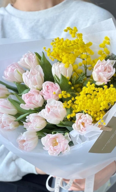 Тюльпаны и мимоза