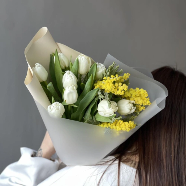 Букет с тюльпанами и желтой мимозой