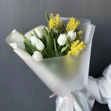Букет с тюльпанами и желтой мимозой