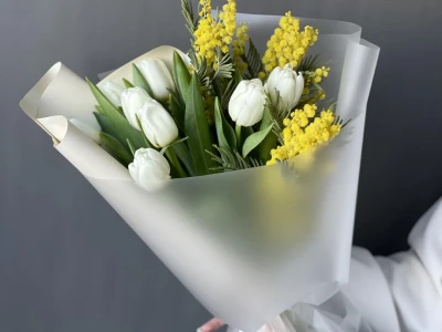 Букет с тюльпанами и желтой мимозой