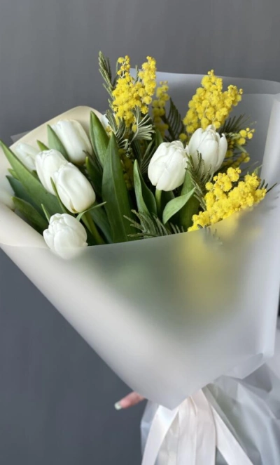 Букет с тюльпанами и желтой мимозой