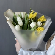Букет с тюльпанами и желтой мимозой 1