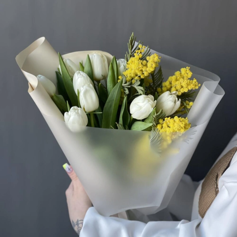 Букет с тюльпанами и желтой мимозой