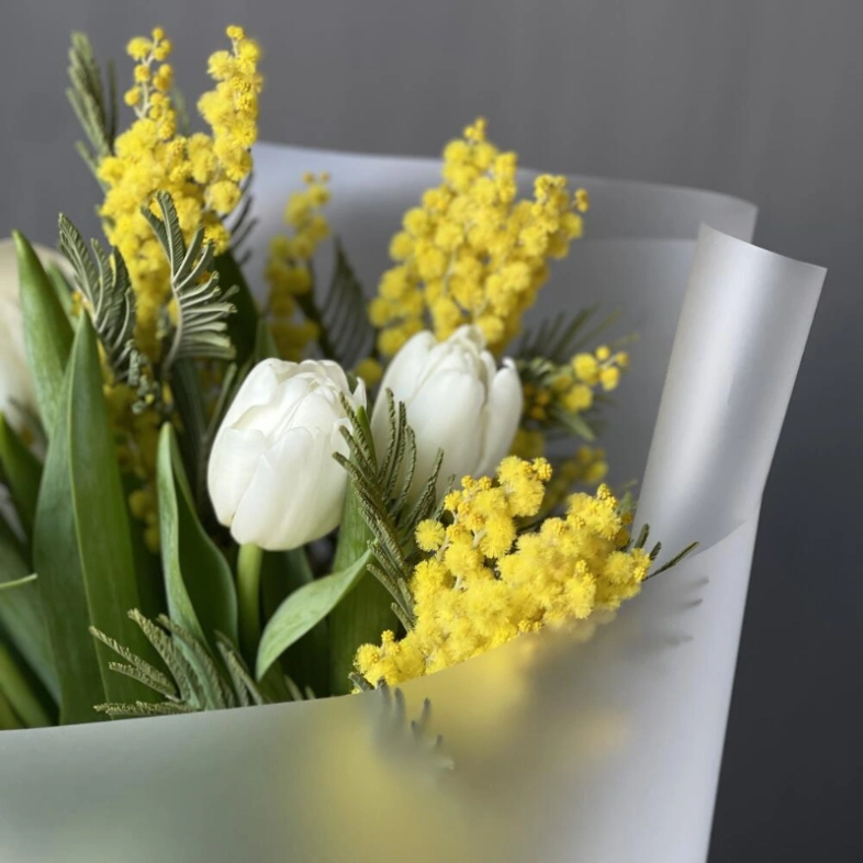 Букет с тюльпанами и желтой мимозой
