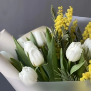 Букет с тюльпанами и желтой мимозой 3