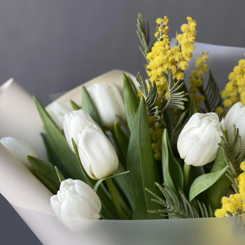 Букет с тюльпанами и желтой мимозой