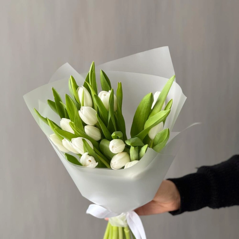 Весенний букет из белоснежных тюльпанов 