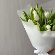 Весенний букет из белоснежных тюльпанов  2