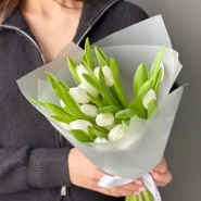 Весенний букет из белоснежных тюльпанов  0