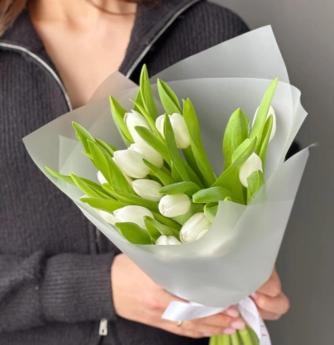 Весенний букет из белоснежных тюльпанов 