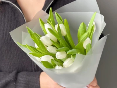 Весенний букет из белоснежных тюльпанов 