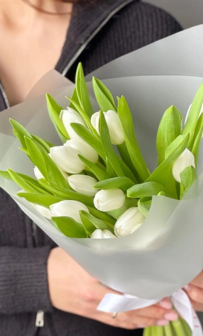 Весенний букет из белоснежных тюльпанов 