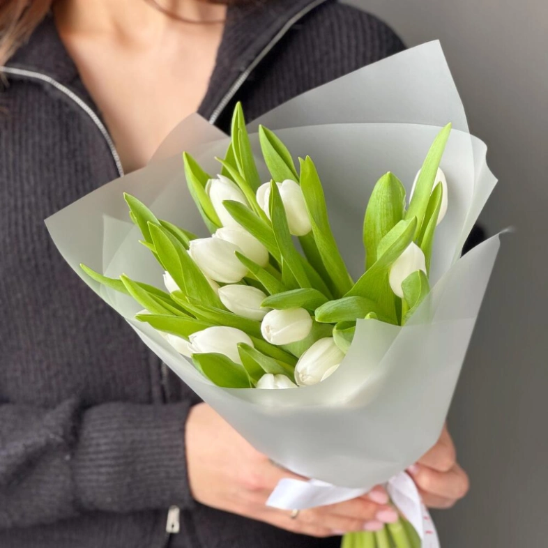 Весенний букет из белоснежных тюльпанов 