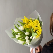 Авторский букет из весеннего сочетания мимозы и тюльпанов 4