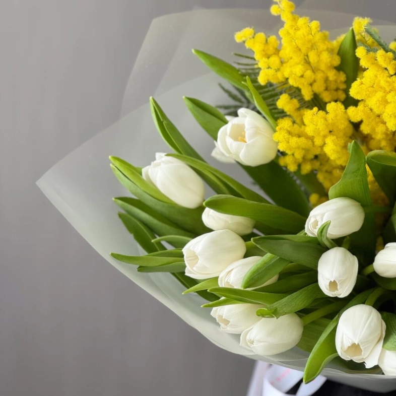 Авторский букет из весеннего сочетания мимозы и тюльпанов