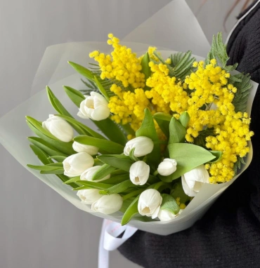 Авторский букет из весеннего сочетания мимозы и тюльпанов
