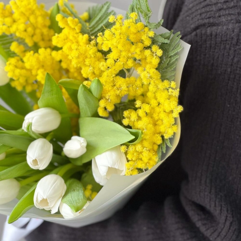 Авторский букет из весеннего сочетания мимозы и тюльпанов