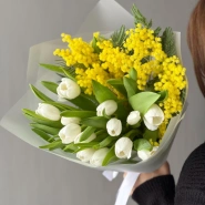 Авторский букет из весеннего сочетания мимозы и тюльпанов 1