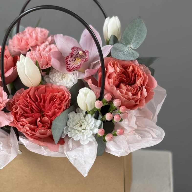 Авторская композиция &laquo;Конфетки&raquo; с пионовидной розой, тюльпаном и орхидеей