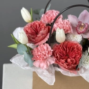 Авторская композиция &laquo;Конфетки&raquo; с пионовидной розой, тюльпаном и орхидеей 4