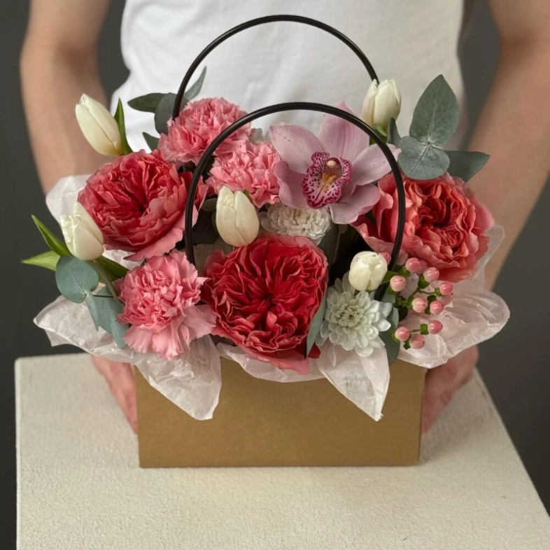 Авторская композиция &laquo;Конфетки&raquo; с пионовидной розой, тюльпаном и орхидеей