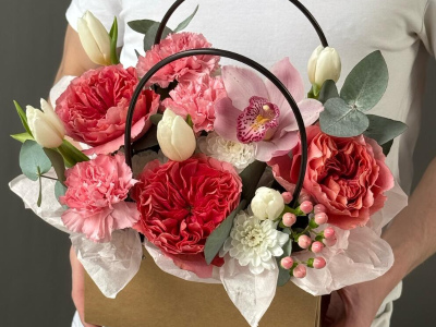 Авторская композиция «Конфетки» с пионовидной розой, тюльпаном и орхидеей