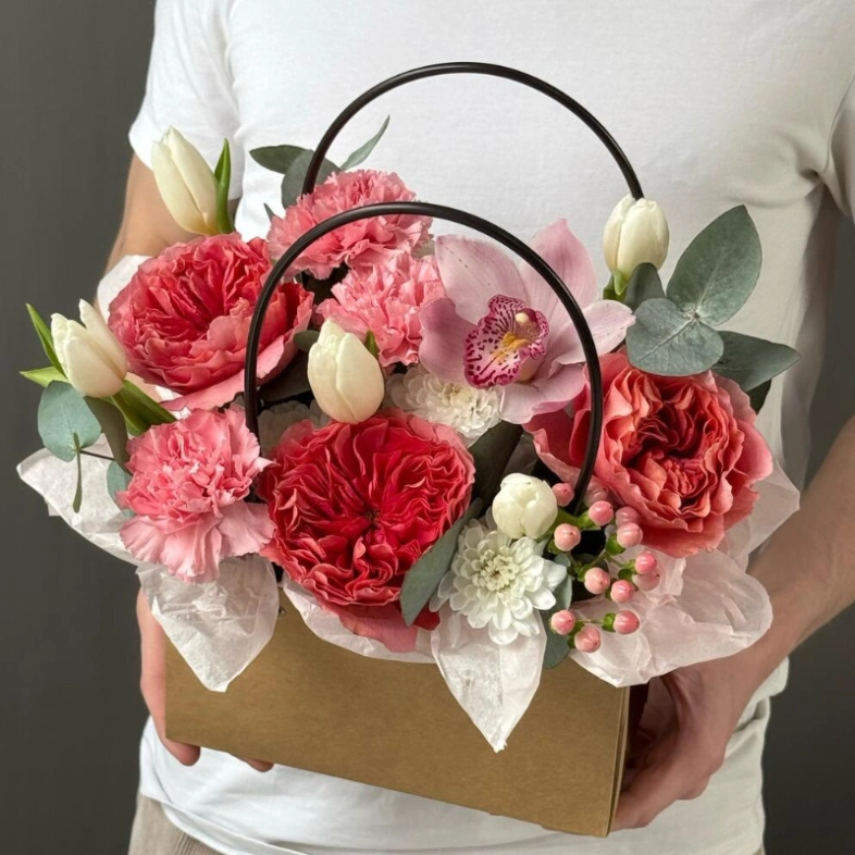 Авторская композиция &laquo;Конфетки&raquo; с пионовидной розой, тюльпаном и орхидеей