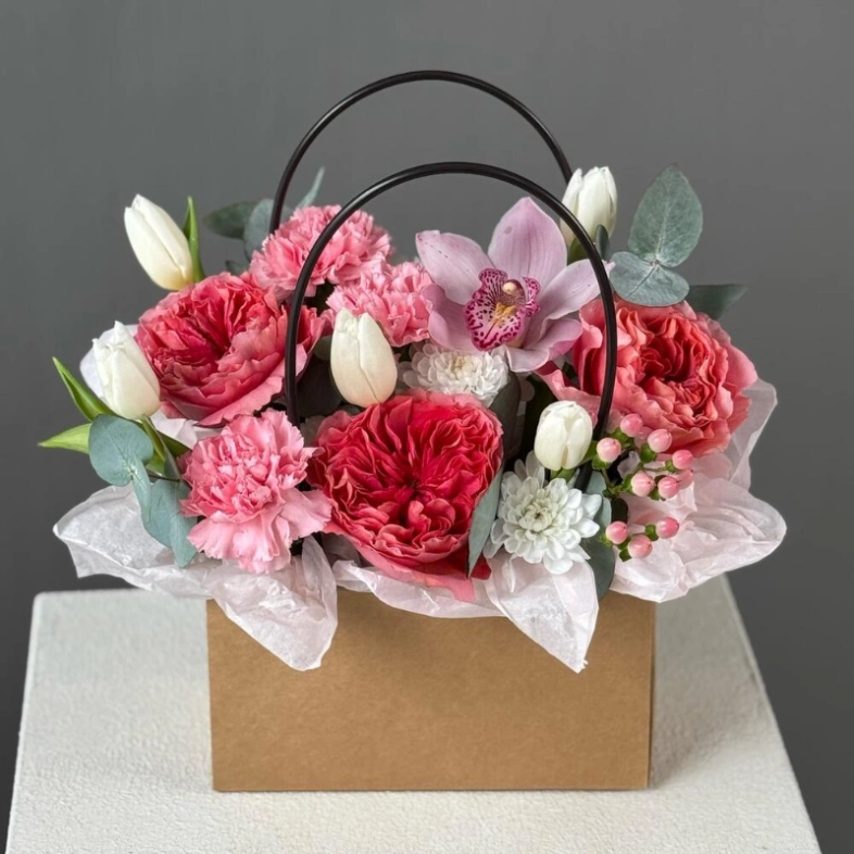 Авторская композиция &laquo;Конфетки&raquo; с пионовидной розой, тюльпаном и орхидеей