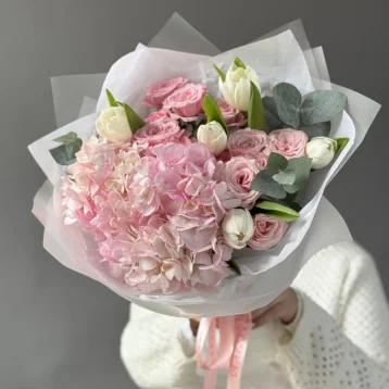 Нежнейший букет с тюльпанами и гортензией