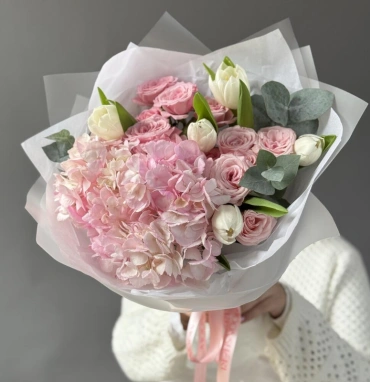 Нежнейший букет с тюльпанами и гортензией