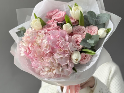 Нежнейший букет с тюльпанами и гортензией