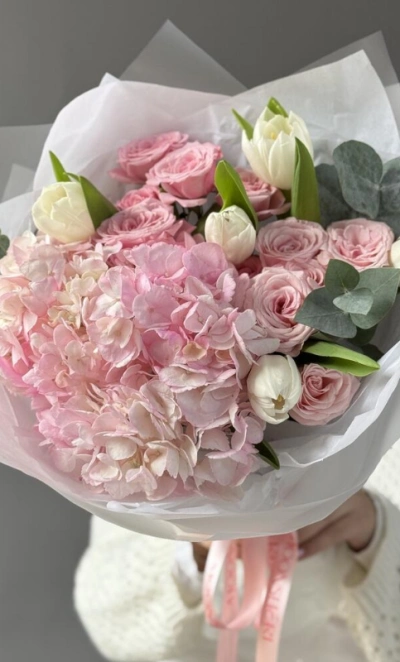 Нежнейший букет с тюльпанами и гортензией