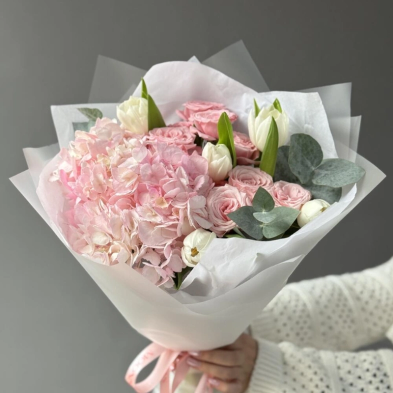 Нежнейший букет с тюльпанами и гортензией