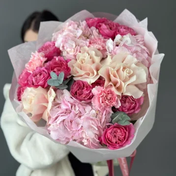 «Малиновый пломбир» с кустовыми и французскими розами