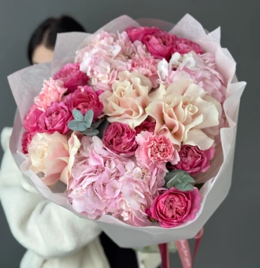 «Малиновый пломбир» с кустовыми и французскими розами