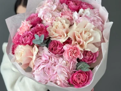 «Малиновый пломбир» с кустовыми и французскими розами